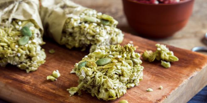 snack bars made of pumpkin seeds and cranberries